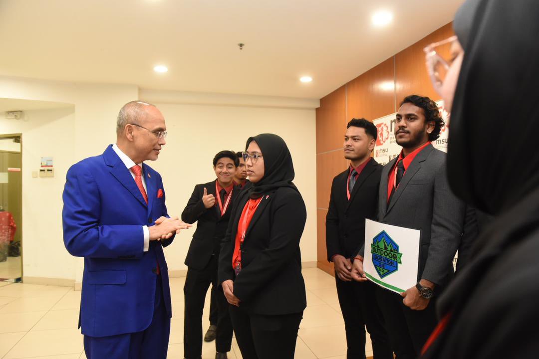 MohdShukriYajid's tweet photo. Sent off the #MSUrians from @MSUmalaysiaSHCA on their Young Ambassador Program to Lombok  Indonesia, part of the  @MSUmalaysia  Global Leadership Program. Reflect on  this experience as future global citizens. @MSUGlobalAffair #MSUmobility #GLP https://t.co/urXFL16Jbd