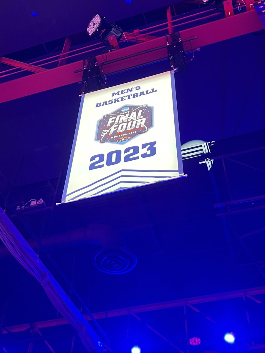 JohnEStephenson's tweet photo. It was a banner night, literally!! Excited for the start of the season and to support both programs. @FAUMBB @FAUWBB #WinningInParadise #BasketballInParadise ๐๐ฆ๐ด!! https://t.co/8n6vDUzHbR