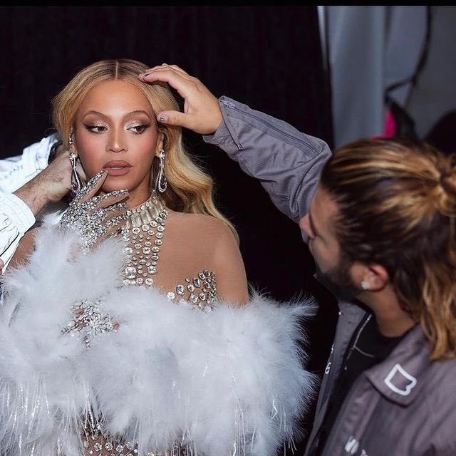 Make up artist Rokael shows off the flowers and message of congratulations sent from @Beyonce. 💝