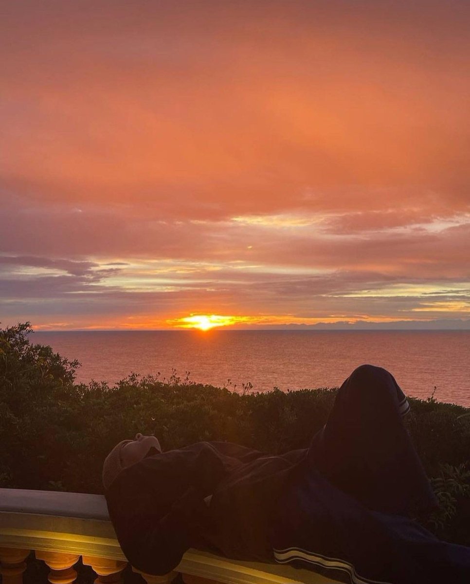 TaTa_TaeTae1995's tweet photo. 우리 태형이
너의 시간엔 늘 낭만이 흐르고~

#AlwaysOnLayover #김태형 #BTSV #방탄소년단뷔 https://t.co/5uSY04Yg2Y