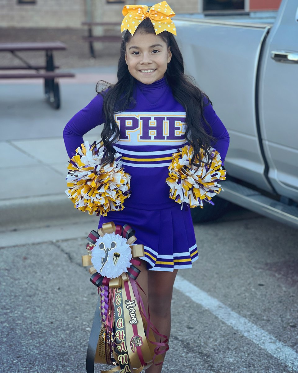 Amanda6Leigh's tweet photo. Homecoming Parade was a success! 🖤 The girls showed their spirit…LOUD &amp; PROUD!! 📣 #phe #heroes #eldoradoaztecs #homecoming23’ @PurpleHeart_ES https://t.co/2jYsWZnELW