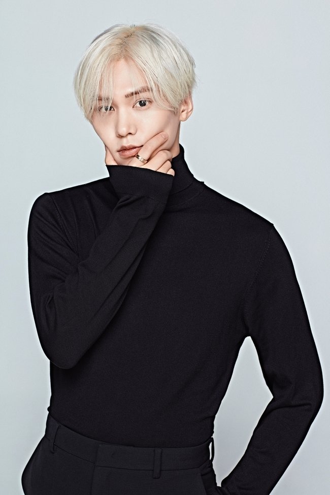 "determined to show his growth as an all-around artist with production skills by directly leading the planning and production of this album beyond the all-rounder area on stage..."

🔗naver.me/GB55VJSr

*our all-rounder #ROCKY #라키 #박민혁