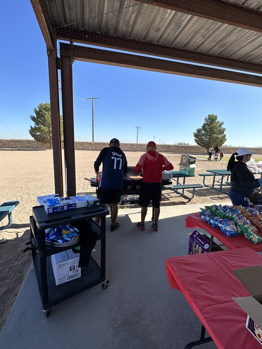 Kyounger_DHE's tweet photo. My first school picnic..wow 🤭 what an amazing turn out! Love the school community coming together💙! #DHEBobcats #BeTheBus #WeAreClintISD https://t.co/hzM1MwSEvD