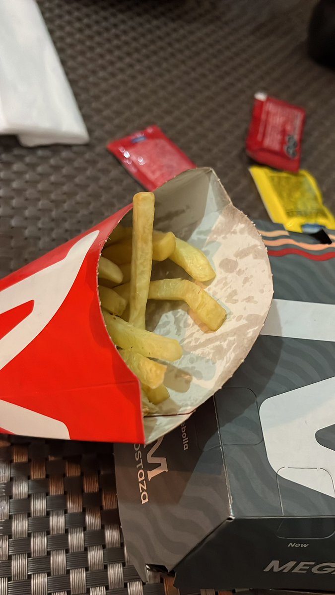 Camipe8's tweet photo. @Mostaza_ok mepa que me faltan la mitad de las papas sumado a que están más blancas que yo en agosto y frías ! Un poquito de onda te pido https://t.co/bsttRyh2XT