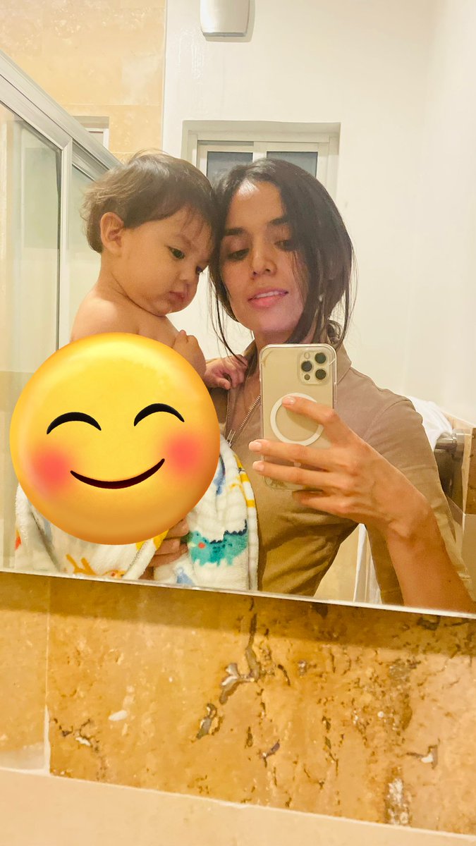Por más difícil y despeinados que parezcan los días, Tú pedacito de mi alma, me conformas, me haces saber que Dios está conmigo, con nuestra familia y que con solo bañarte se reinicia todo 💕 #Dios #Santiago #tuyyo