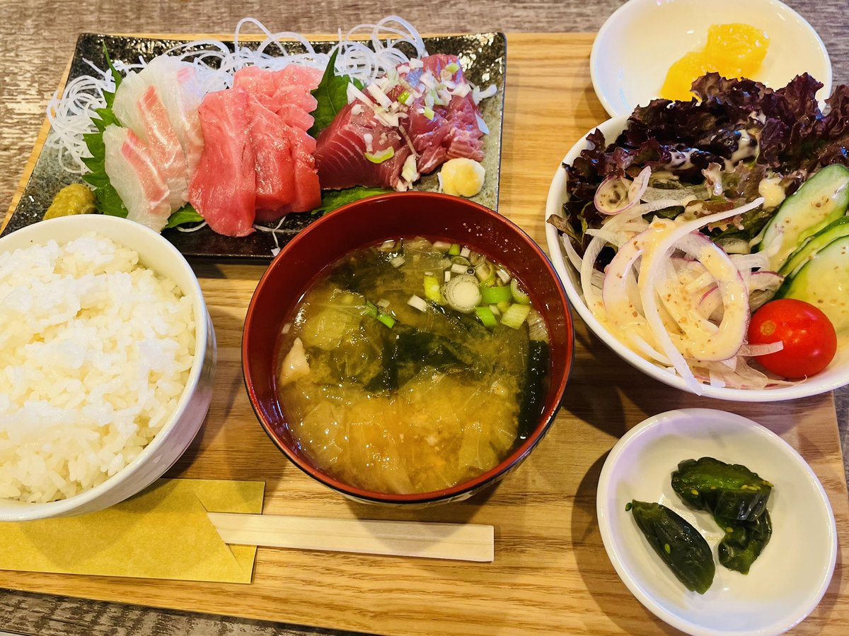 🦩本日の営業時間🦩

🐟本日の限定ランチ🐟
本日は、刺身定食です。

　昼　11:30〜14:00
　夜　18:00〜24:00
ラストオーダー　23:00

設置台
　🆚PHOENIX   Ｘ
　Dearts LIVE 3
　スティール　ハード

本日も
ご来店お待ちしております🙇‍♀️