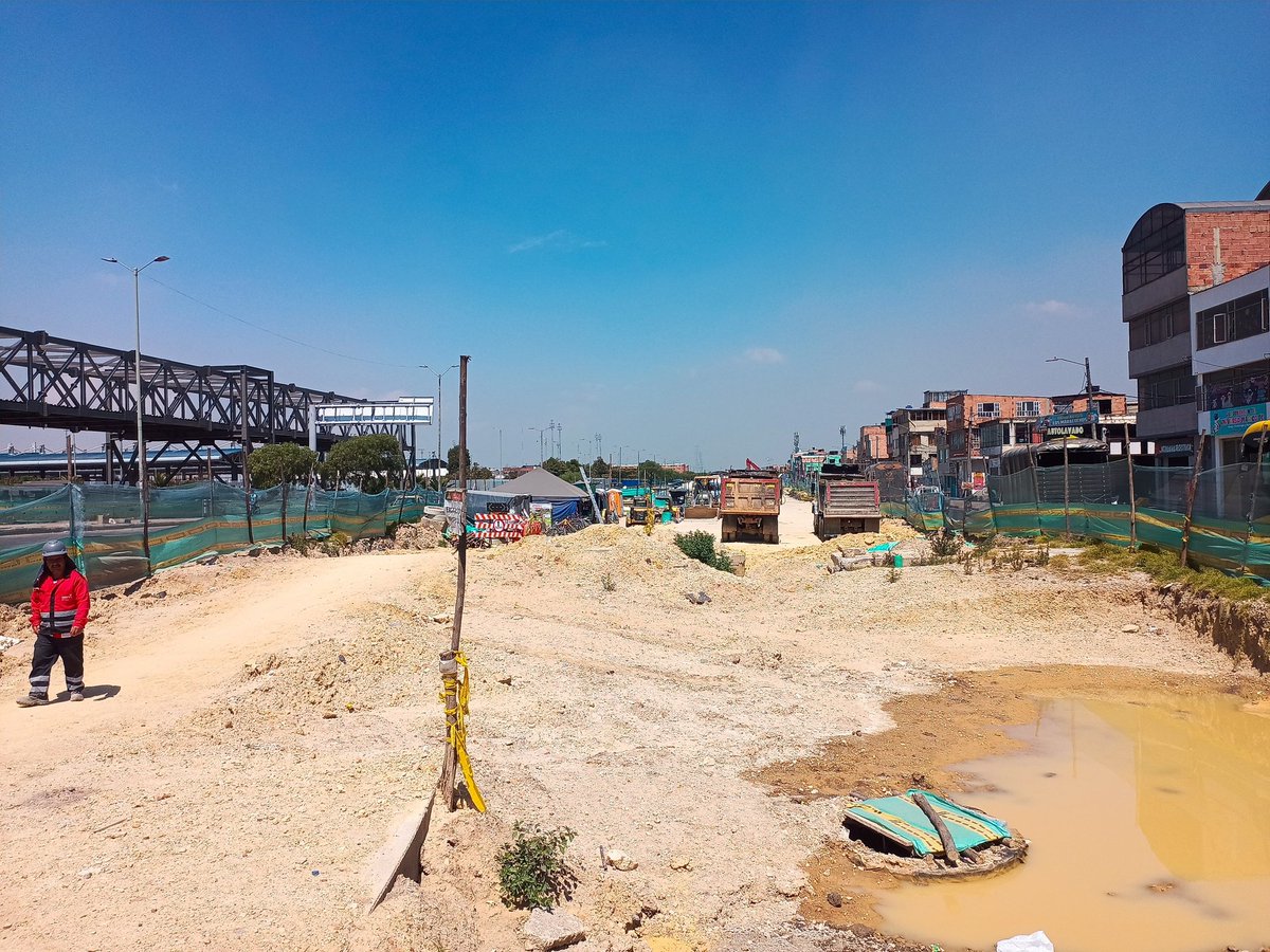 #ElMetroQueMerecemos por el bienestar de las poblaciones afectadas con obras durante próximos 10 años. En 3 años no han construido un solo centímetro de la estructura, pero sí generan contaminación, caos vehicular e inseguridad.Por un metro subterráneo y positivo para la gente.