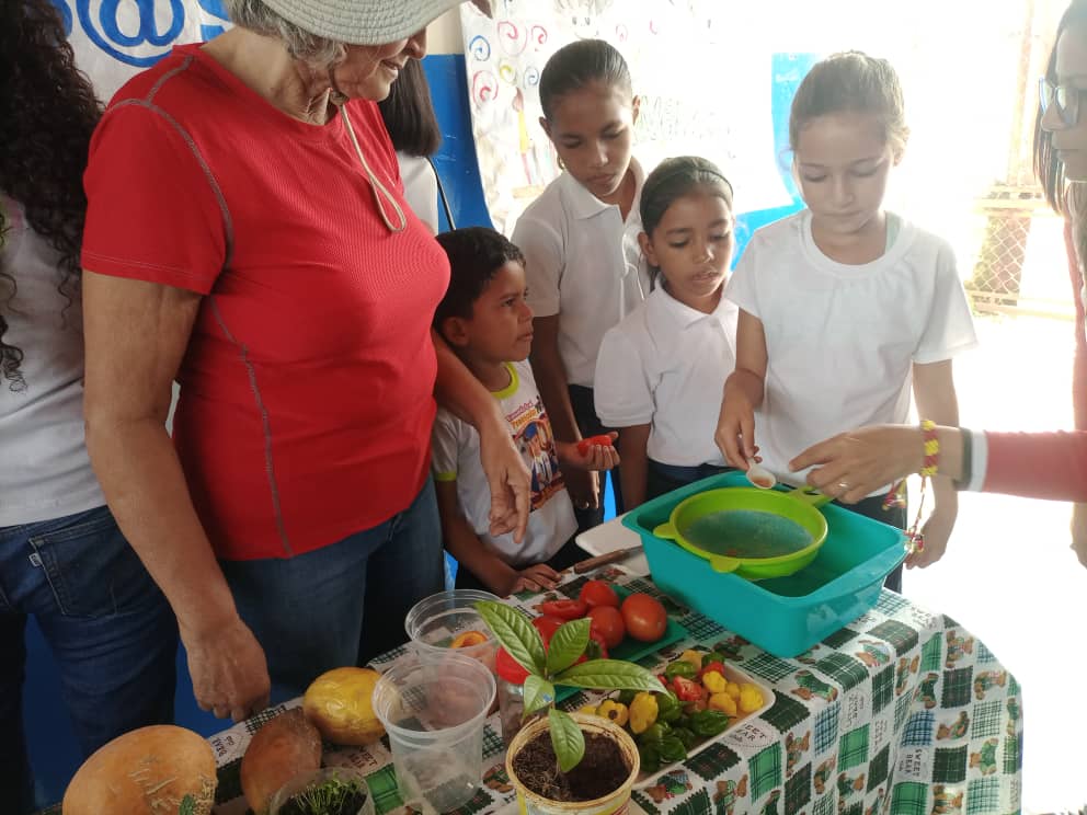 #GestiónPTMSPortuguesa
En la E B Simón Bolívar se realizó  Taller Ecológico con la temática Extracción, Selección y Conservación de la semilla,  dirigido por el equipo PTMS y técnico de la gobernación  Elizabeth Gonzalez a los Estudiantes de  Primaria, Docentes y Representantes.