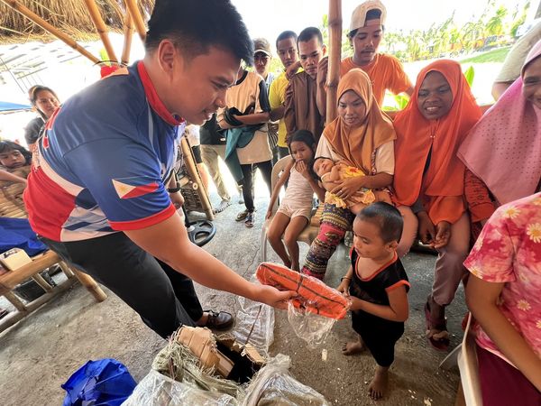 tribunephl's tweet image. Sen. Bong Go (@SenatorBongGo), in coordination with Mayor Sidik Amiril, provided assistance to residents of the Municipality of Talitay, Maguindanao del Norte on Monday, 23 October.

Read more at: tribune.net.ph/2023/10/bong-g…

#DailyTribune #BongGo #DisplacedWorkers