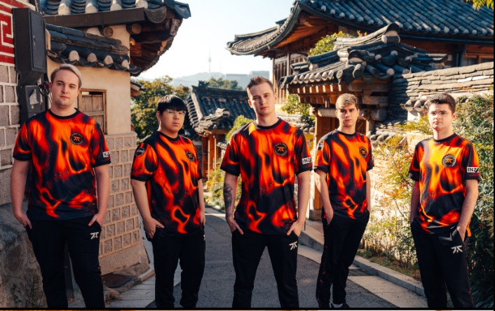 SoyXSonic's tweet photo. Si hoy estos pibes GANAN 2-0 frente a C9 en #Worlds2023 

Me voy a rifar 5 cajitas de League of Legends entre todos los que le den RT y Like a este tweet 

VAAAAMOOOS FNC 🧡🖤 #alwaysfnatic #FNCWIN