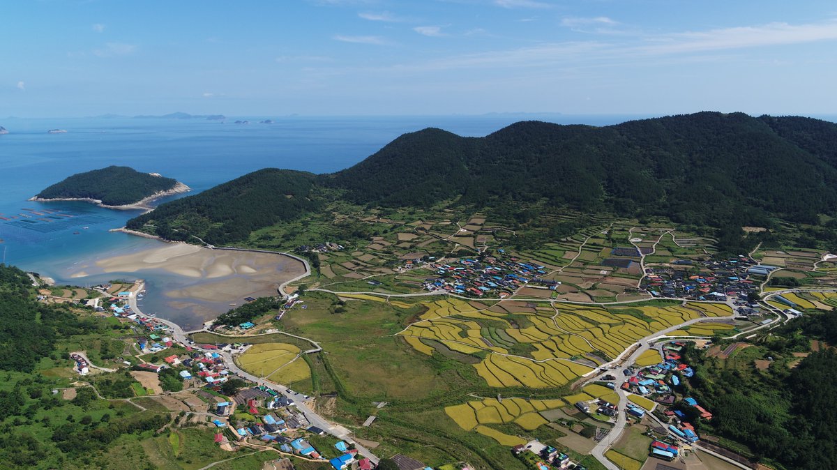 mofa_koreaz's tweet image. Welcome to #Wando! 🙌

#KOREAZ #MOFA #Snapshot #Korea #sea #beach #mountain #temple #nature #island #완도 #완도군 #청산도 #신흥리해변 #동천석실 #생선구이 #주도 #코리아즈 #외교부

Source: Wando County
