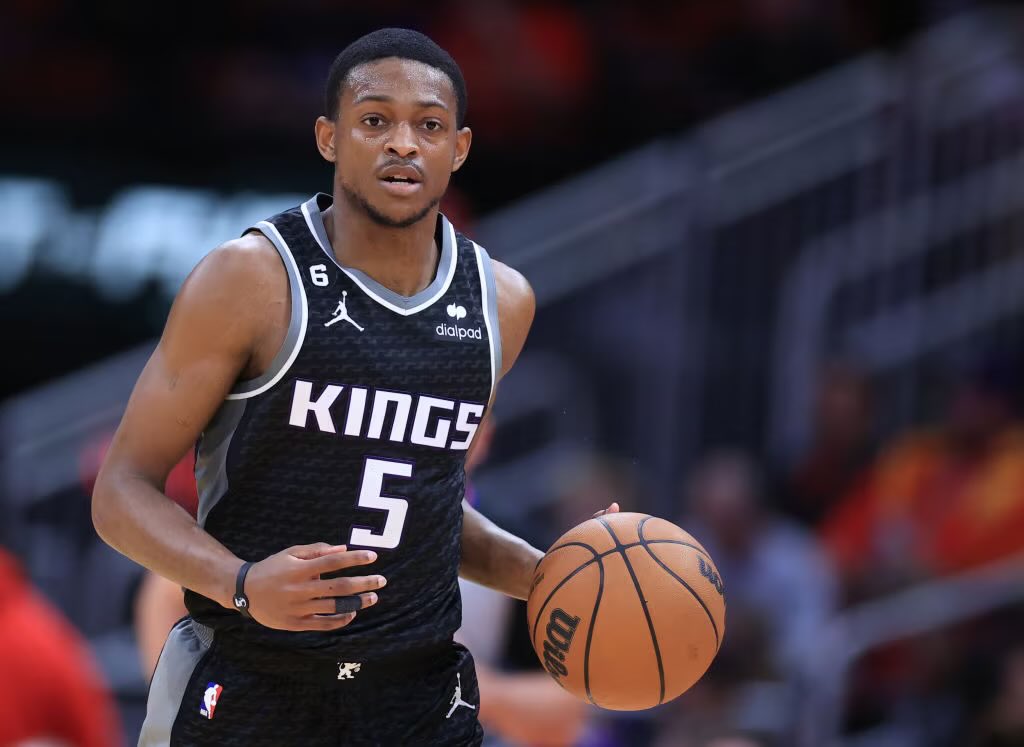 leocarranza99's tweet photo. De'Aaron Fox se convertirá en el primer jugador de la NBA en firmar con la marca Curry, según cuenta @ShamsCharania. https://t.co/MppT5qDS6l