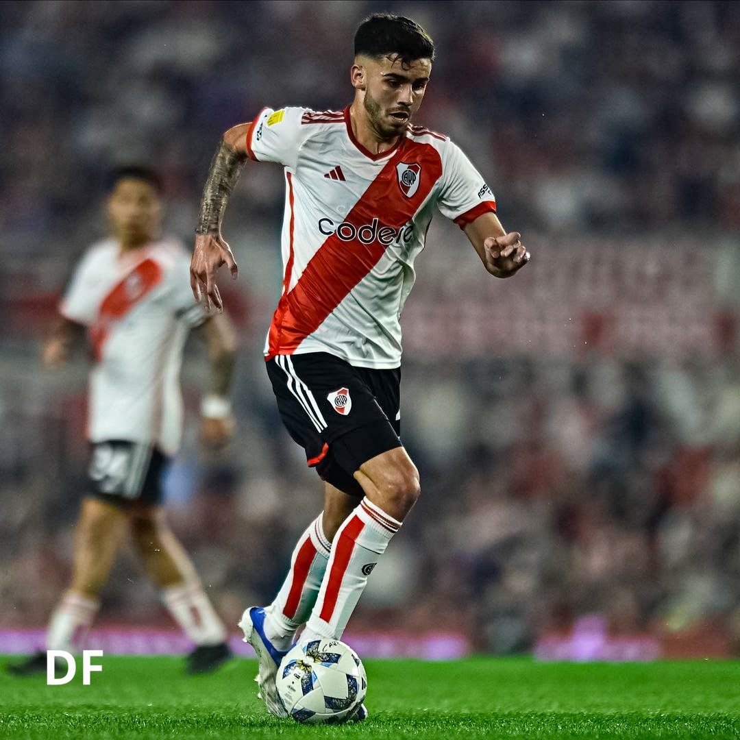 DatafutbolPR's tweet photo. 📊Santiago Simón vs Independiente, por Copa de la Liga Profesional:

• 1 Asistencia 
• Toques: [64]
• 1 Gran ocasión creada
• Centros completados: [2/3]
• Regates completados: [2/3]
• Duelos ganados: [8/11]
• Intervenciones defensivas: [9]
• NO fue regateado

#river https://t.co/qTAYQ9zZqF