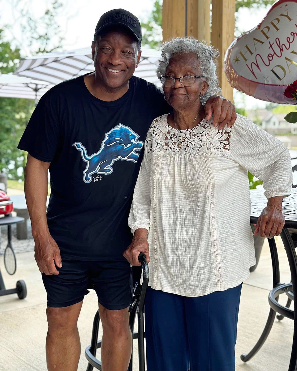 JustCallmeBHunt's tweet photo. Mrs. Dorothy Simpson has passed away at the age of 93. She was the mother of radio host and Video Soul’s Donnie Simpson (Detroit Denby alum). She and her husband opened Simpson’s Record store and candy shop on East 6 Mile in Detroit in 1966. She operated it well into the 2010s. https://t.co/PWHX3QpcLd