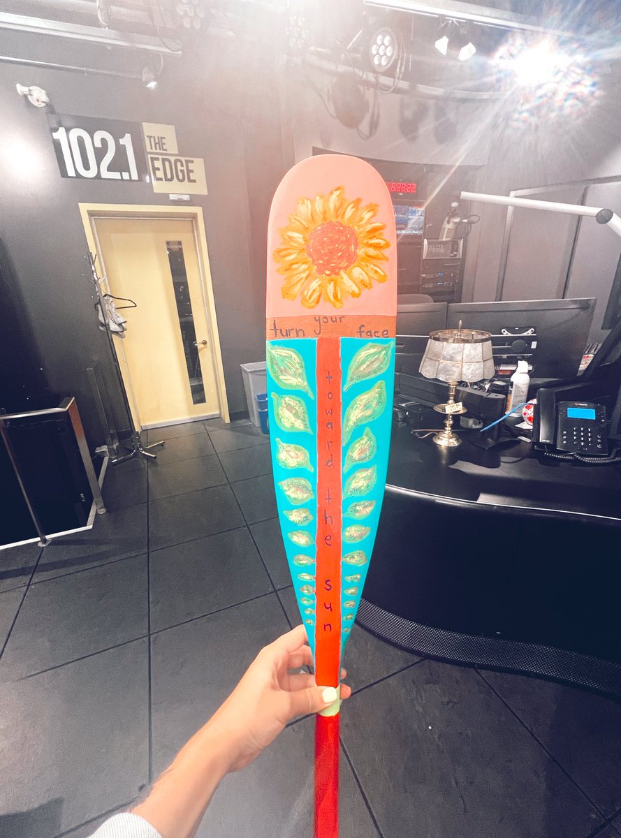 caseyjoloos's tweet photo. i did an art! @campfirecircle_βs #paddleproject helps sick kids go to camp and build friendships, skills, resiliency, and well-being. of course i painted a sunflower cuz how could i not? my paddle is number 17 and you can bid on it and others at https://t.co/B6KtnpBZtR π€π» https://t.co/ZANGMZXtxV