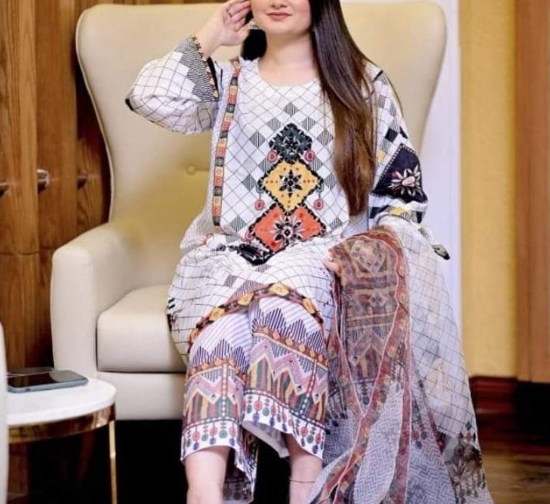 سنو !!
ویسے چوڑیوں کا مجھے اتنا شوق تو نہیں ۔۔!!!
لیکن اگر تم لا دو تو پہن لوں گی ۔۔۔❤