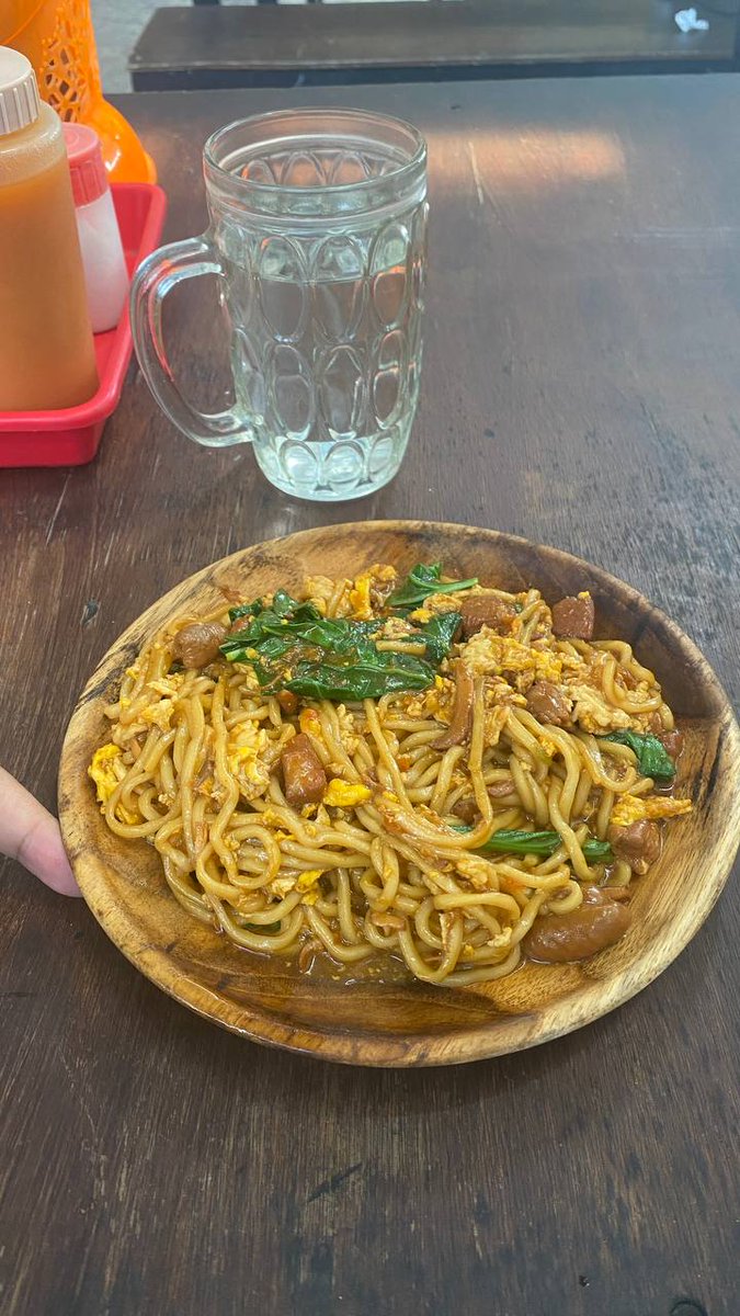 ugm_fess kalian harus nyobain mie ayam goreng nya pak sarmintul ini enak banget, bumbu nya medok agak nyemek + ada smoke smoke nya gitu 10/10🫶🏻