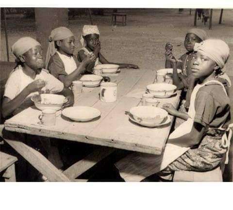 Schoolgirls in Sokoto eating; 1953.

#tuduntsiraKYA