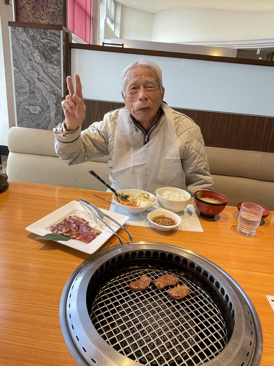 今日は父親の病院付き添いからの焼肉ランチ🍖
サラダもお肉もお味噌汁も完食して、これからデザートのパイナップルとココア。
もうすぐ97歳になるけど、私より食べるわ😅