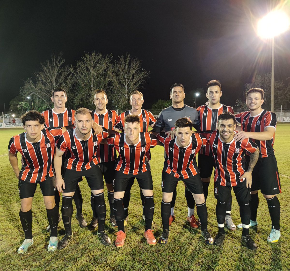AlmafuerteLV's tweet photo. ⚽ FÚTBOL MAYOR ⚽

👏🇾🇪 GANÓ LA TRICO 

✅ Esta noche superamos a Cultural de Arroyito por 2 a 1.

⚽ Ambrosio y Fonseca anotaron los goles del triunfo tricolor.

💯 Con este gol convertido, el Pistolero llegó a los 100 goles con la camiseta de Almafuerte. https://t.co/vTaSwZ2CKc