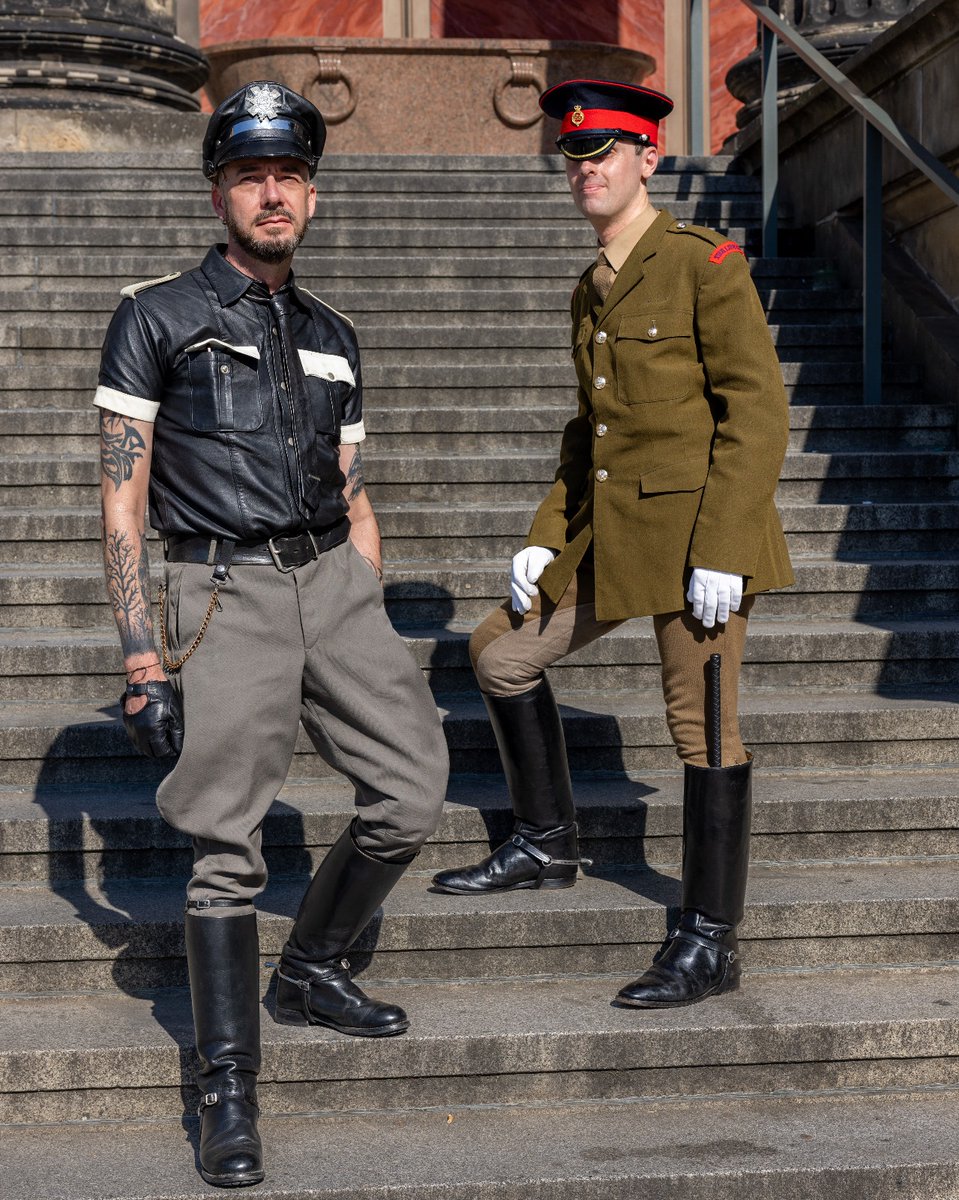 rymndpttr's tweet photo. Happy Thursday. Throwback meeting @blufofficer in Berlin 🖤👑🖤
#Boots #MenInTallBoots #Embossy #gear365 #gearstayson #MenInLeather #MenInBreeches #MenInUniform #BootsEveryDay #bootsaddict #FolsomBerlin #folsomeurope #BBF https://t.co/S2HvDV5WTt