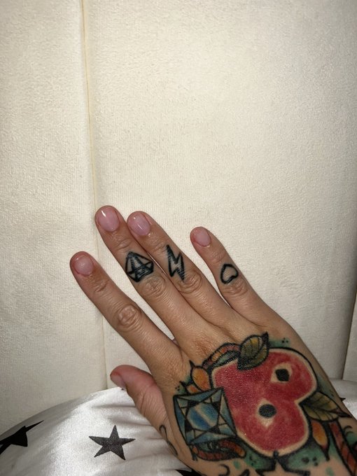 i&rsquo;m not even gonna hold y&rsquo;all, i have a lil clear coat on rn &amp; i may never get my nails done again 🤨