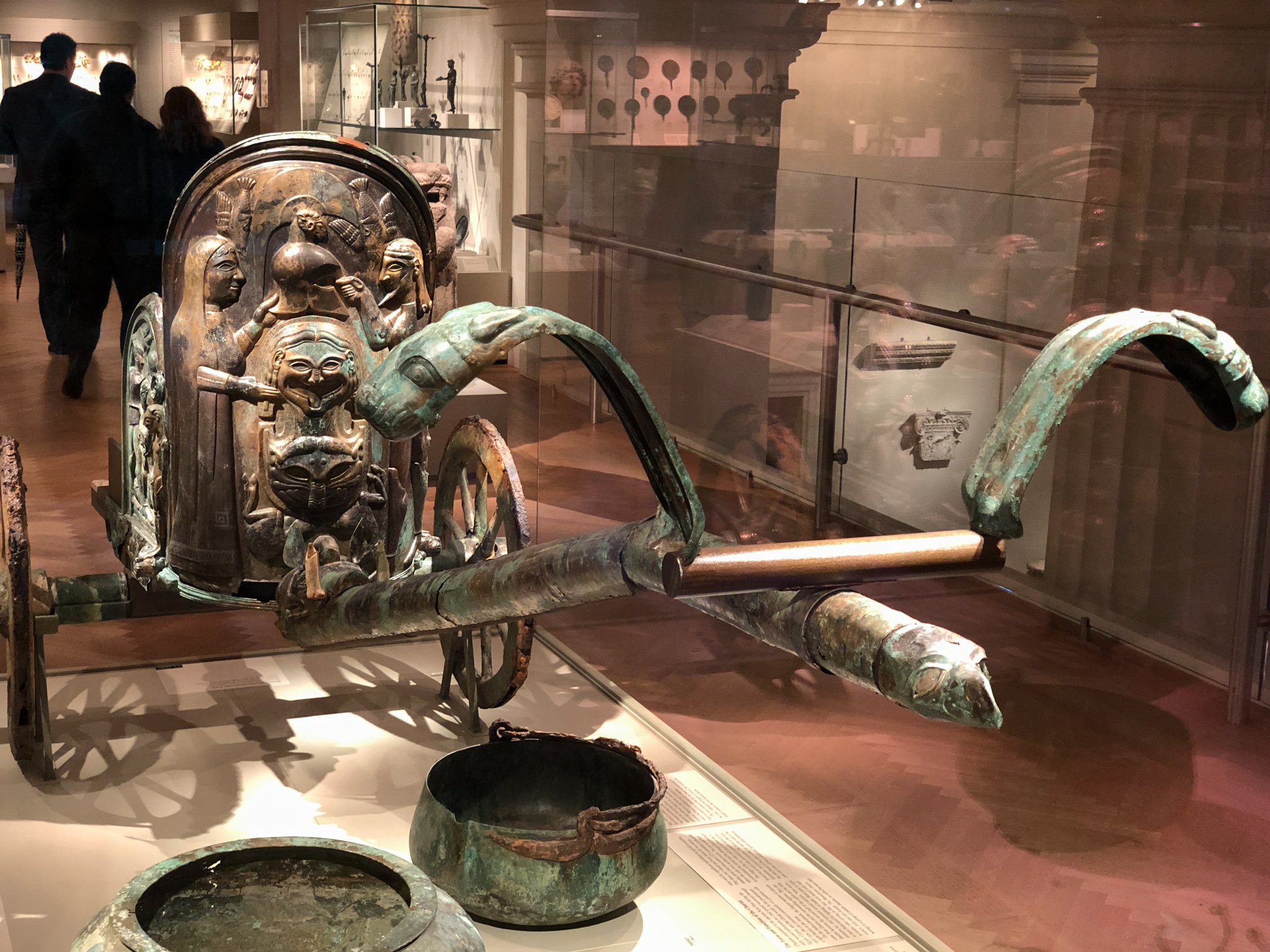 Photo showing the full chariot from the front, including the yoke for two horses.

Photo: my own