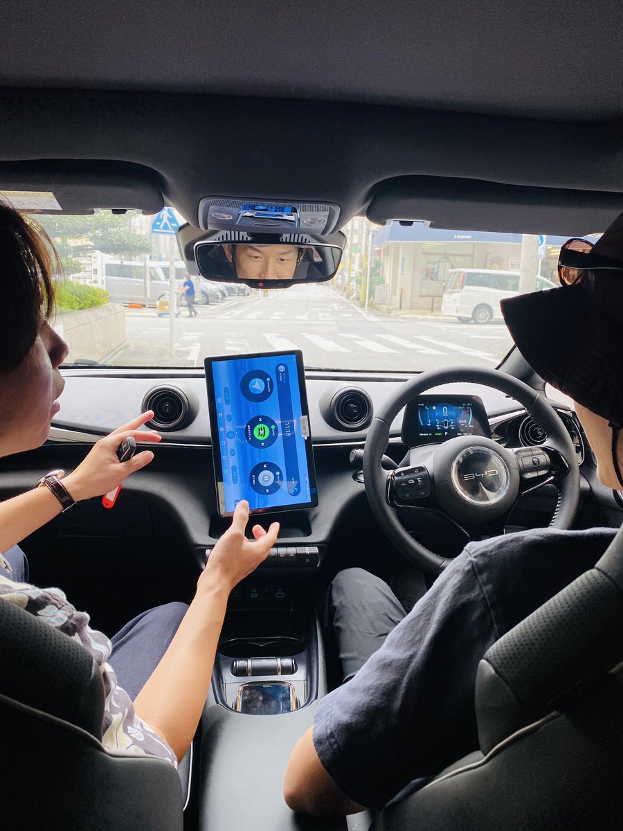 SmileyTrip0501's tweet photo. 世界中で売れている中国の電気自動車BYDの試乗をしてきました😆🚘
とにかく加速がすごい！！！
テスラより売れてるとの噂🫢
イルカをモチーフにした車なので音もイルカぽくてかわいかった🐬
#emobilitytrip https://t.co/mewFuTfsUt