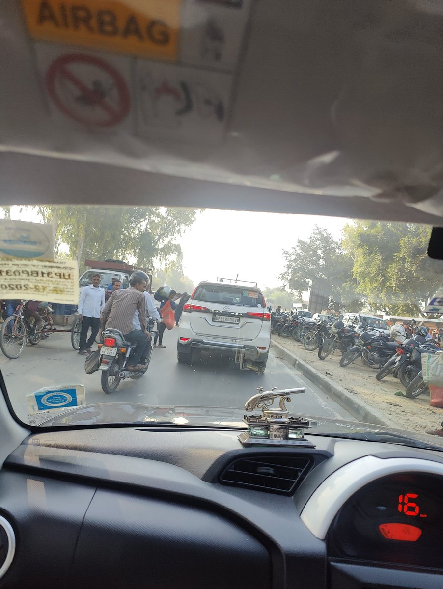 kktushar1998's tweet photo. @nitin_gadkari Sir NH24 pe Ludholi area mai daily basis pe ye condition hogayi hai.... National highway vegetable market ban gaya hai. Lko - sitapur mei Toll plaza ke paas Ludholi mei. Pls take action against responsible authorities. https://t.co/f77MoiW8VI