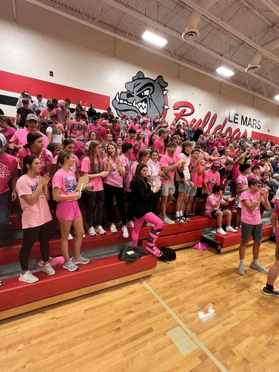 Hinton_Vball's tweet photo. This crowd. This school. This community. THIS is something special. https://t.co/xbPAmeuIEe