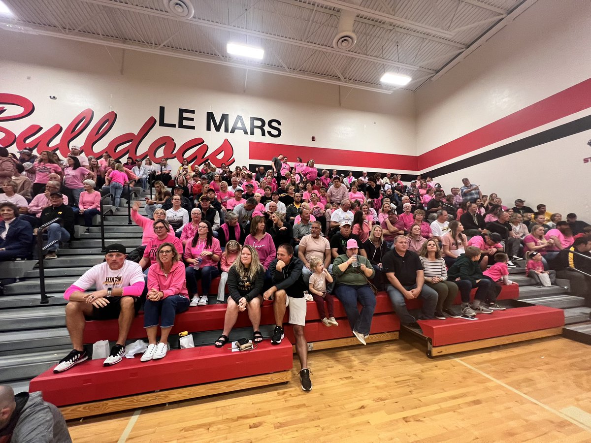 Hinton_Vball's tweet photo. This crowd. This school. This community. THIS is something special. https://t.co/xbPAmeuIEe
