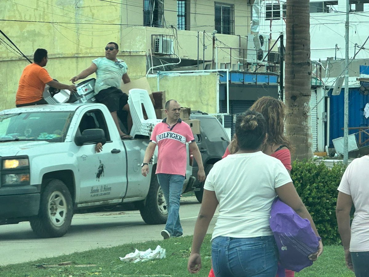 adnnoticiasmx's tweet image. Ya empezó la rapiña...
🌀🌪️ Tras el paso del #Huracán #Otis en Guerrero, la gente aprovechó para robar artículos en tiendas departamentales 🙄