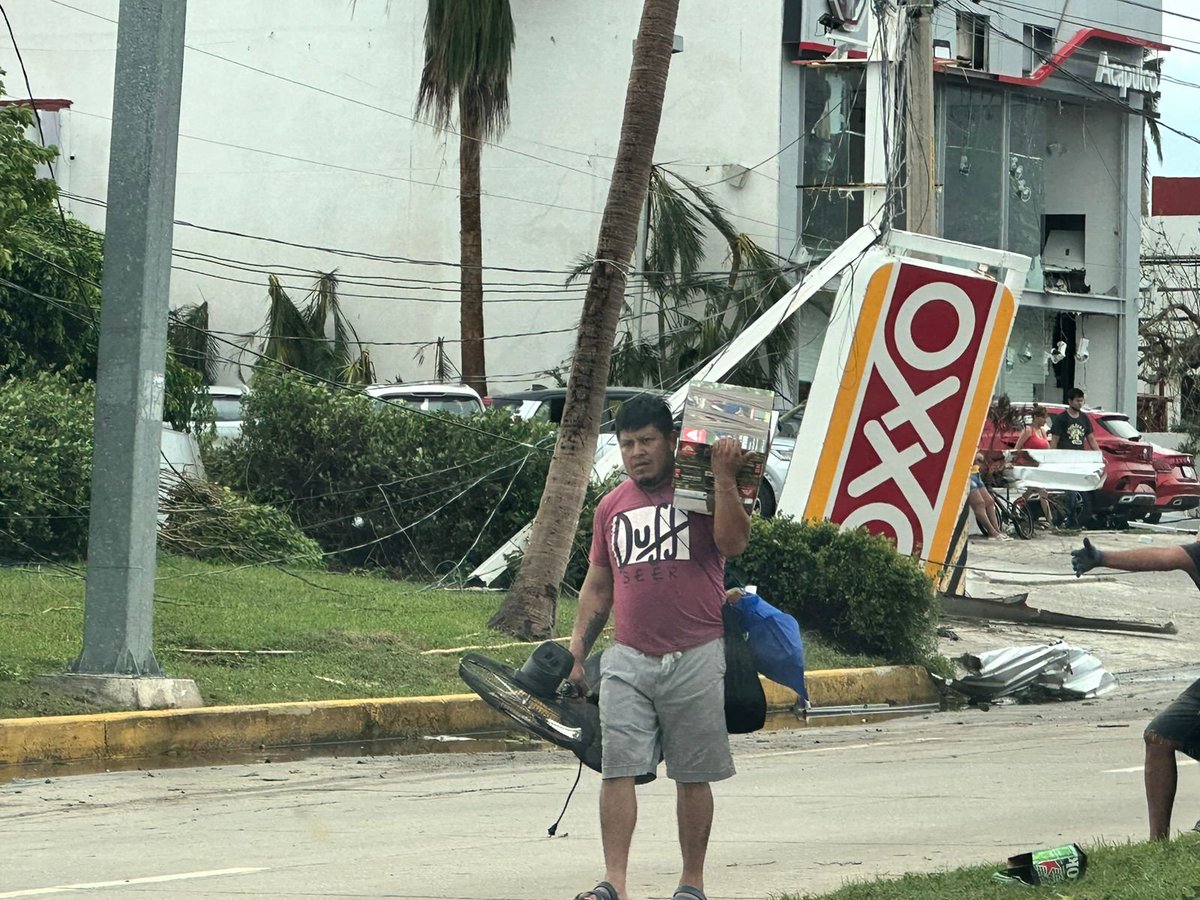 adnnoticiasmx's tweet image. Ya empezó la rapiña...
🌀🌪️ Tras el paso del #Huracán #Otis en Guerrero, la gente aprovechó para robar artículos en tiendas departamentales 🙄