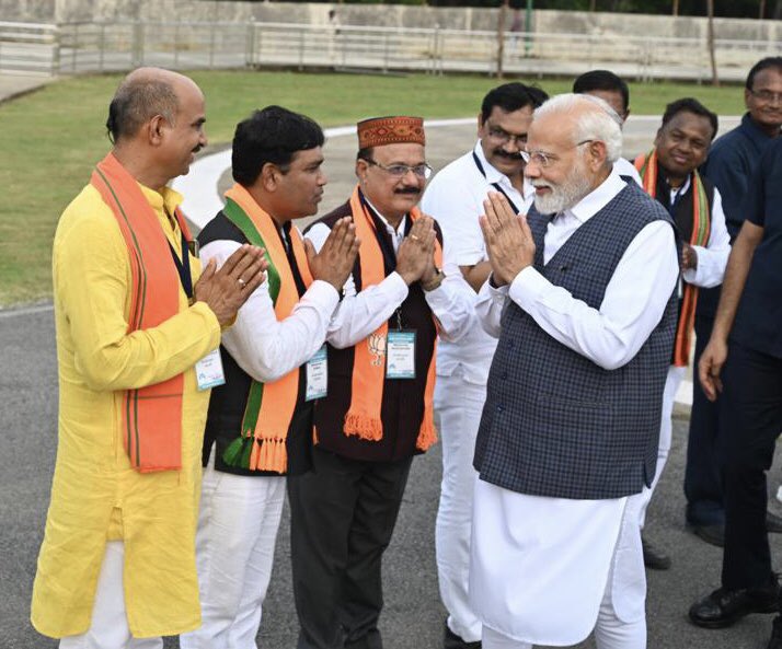 NaveenMarkande2's tweet photo. देश के यशस्वी प्रधानमंत्री माननीय नरेंद्र मोदी जी से मिलने बात करने का सु अवसर प्राप्त हुआ। https://t.co/oE8LbsGqc2