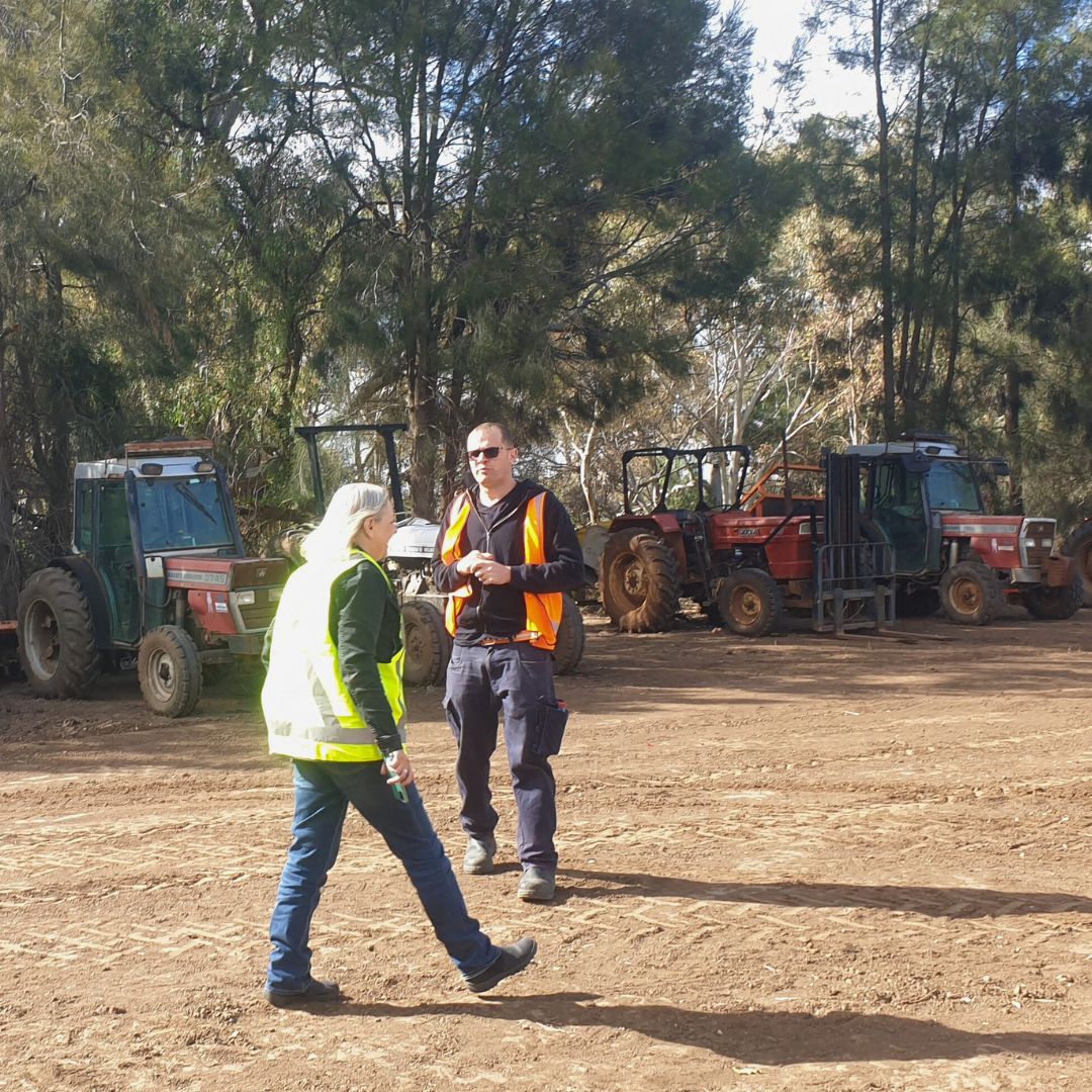 AUSVEG's tweet photo. Thank you Thorndon Park Produce for welcoming #AUSVEG to the #Gawler driver site to see the bunchline production system 🌱
🚜We learned about farm machinery & saw crisp #SpringOnions prepped & packed for distribution 🧅
@AUSVEG_SA #EatMoreAusVeg #VegNet #Biosecurity https://t.co/qGH0yspGtu