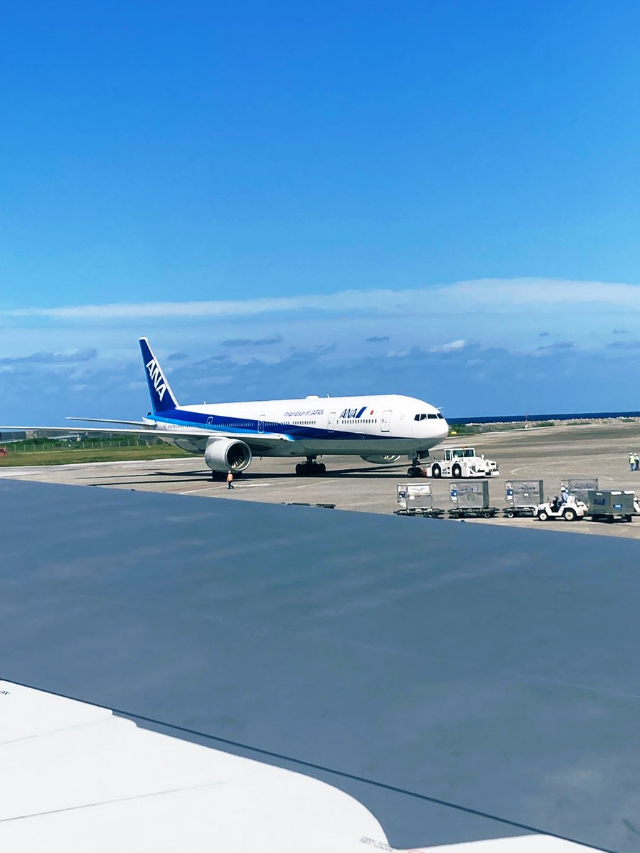 Utoto_yama's tweet photo. 先日、沖縄に帰省してきました

行きの飛行機で本を機内に忘れて来ました

明日、10月27日金曜日心斎橋出勤です♪お会いできる事を心まちにしております(^^)／
#バイバイ
#お気に入りの本 https://t.co/xAx5d8Fbln
