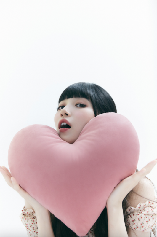 tang__kira's tweet photo. Suzy cerita kalau awalnya ga ada kata kasar di script Doona.

Suzy ngerasa beberapa linenya bisa lebih ekspresif dan pesannya lebih tersampaikan, kaya ada yg kurang aja gitu.

Jadi banyak kata kasar yg ditambahin aja sama Suzy soalnya semua yg Doona sampaikan itu bikin mood dia makin bagus.