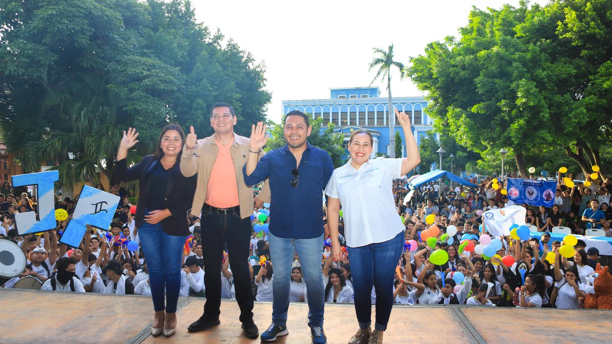 ParlacenCyan's tweet photo. Nuestra Diputada por el PARLACEN @CeciliaGRM llevó un mensaje esperanzador sobre nuestro Presidente @nayibbukele a los cientos de jóvenes que asistieron al primer #PromFest organizado por nuestro candidato a alcalde por San #SalvadorOeste, @joseurbinasv https://t.co/GB9oTTBq08