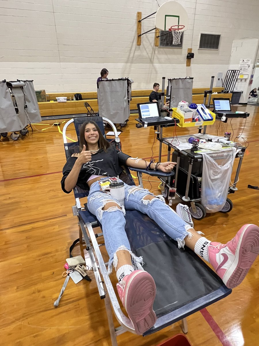 CCHS__LinkCrew's tweet photo. Huge props to Link Leader Maggie for her work in organizing today’s Blood Drive.  Her passion, dedication and hard work led to over 30 students and staff donating today.  Talk about changing the world!  Great job Maggie!  @BoomerangPrjct https://t.co/TISRTChlun