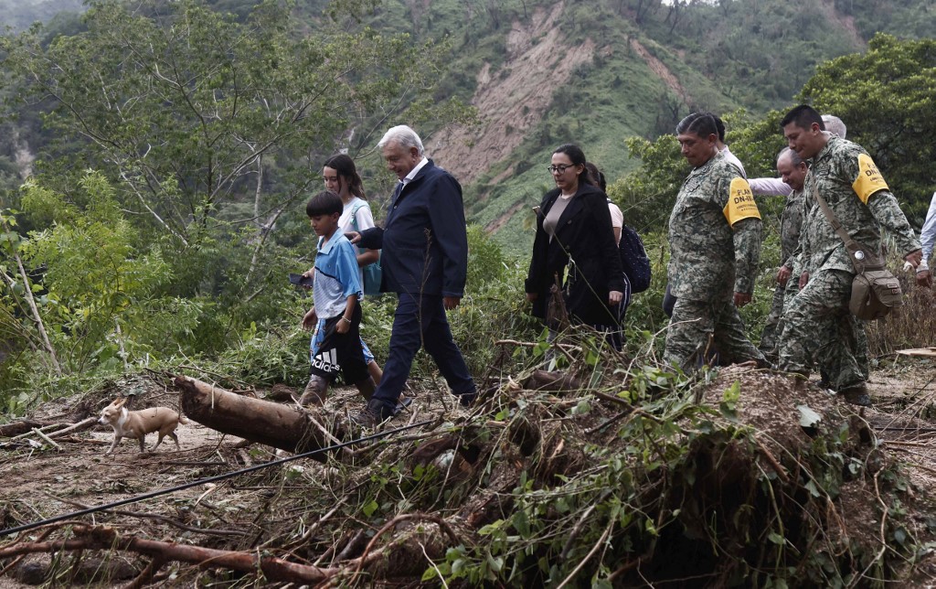 juncalssolano's tweet photo. Sin duda tenemos a un Presidente todo terreno, al que le preocupa y ocupa su gente. 

AMLO junto a su gabiente caminan entre escombros mientras visitan la comunidad del Kilómetro 42, cerca de Acapulco tras el paso del #HuracánOtis en Guerrero.

Pero decían “que el no se mojaba”. https://t.co/nIEWIXepA9