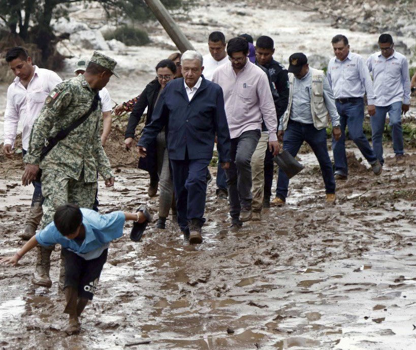 juncalssolano's tweet photo. Sin duda tenemos a un Presidente todo terreno, al que le preocupa y ocupa su gente. 

AMLO junto a su gabiente caminan entre escombros mientras visitan la comunidad del Kilómetro 42, cerca de Acapulco tras el paso del #HuracánOtis en Guerrero.

Pero decían “que el no se mojaba”. https://t.co/nIEWIXepA9