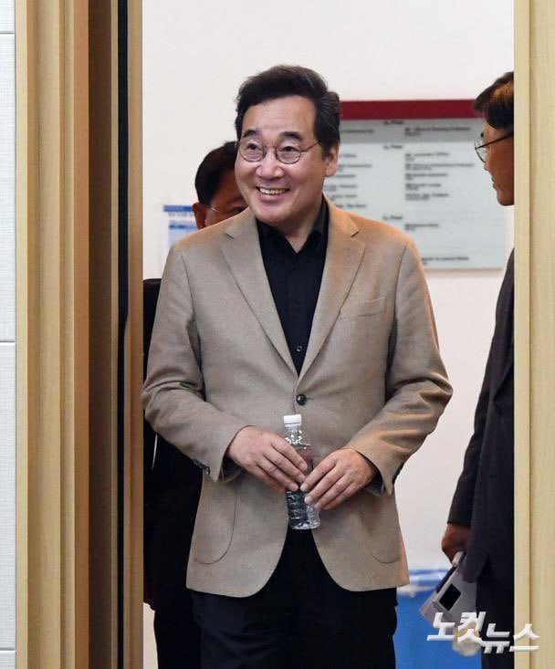 <감사합니다> 
11일 경희대에 이어 어제 서울대에서 '대한민국 생존전략'을 주제로 강연했습니다. 함께해주신 학생들과 교수님들께 감사드립니다.
11월 8일에는 숭실대, 9일에는 고려대에서 강연합니다. 역시 학생들을 모시고 같은 주제로 강연합니다. 일반인들께는 개방되지 않아 송구스럽습니다.