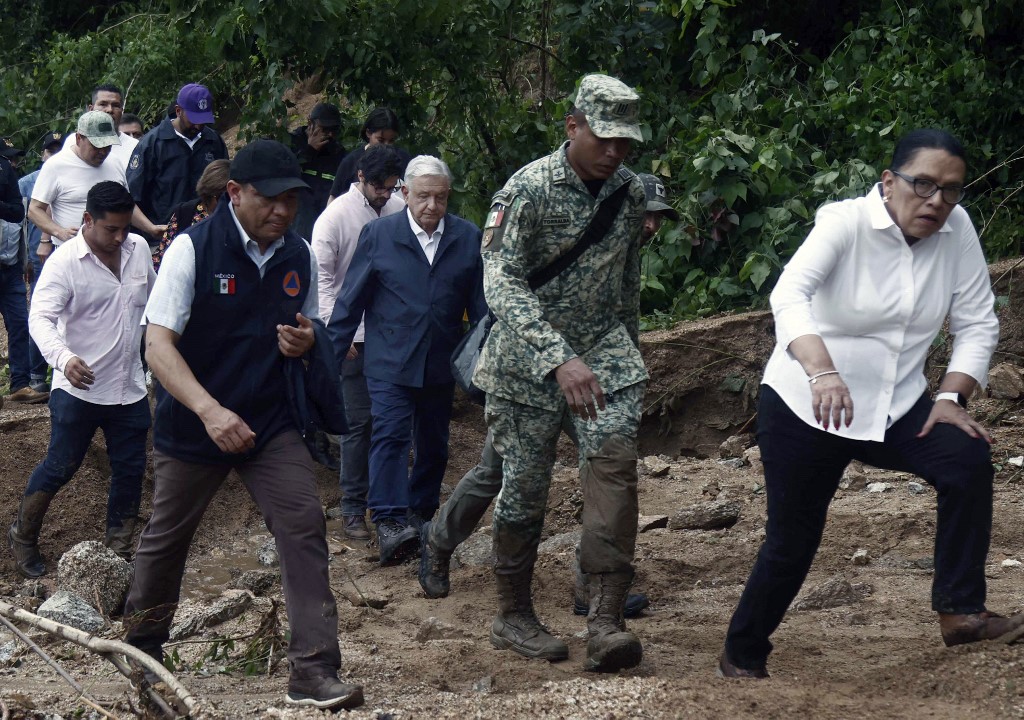 juncalssolano's tweet photo. Sin duda tenemos a un Presidente todo terreno, al que le preocupa y ocupa su gente. 

AMLO junto a su gabiente caminan entre escombros mientras visitan la comunidad del Kilómetro 42, cerca de Acapulco tras el paso del #HuracánOtis en Guerrero.

Pero decían “que el no se mojaba”. https://t.co/nIEWIXepA9