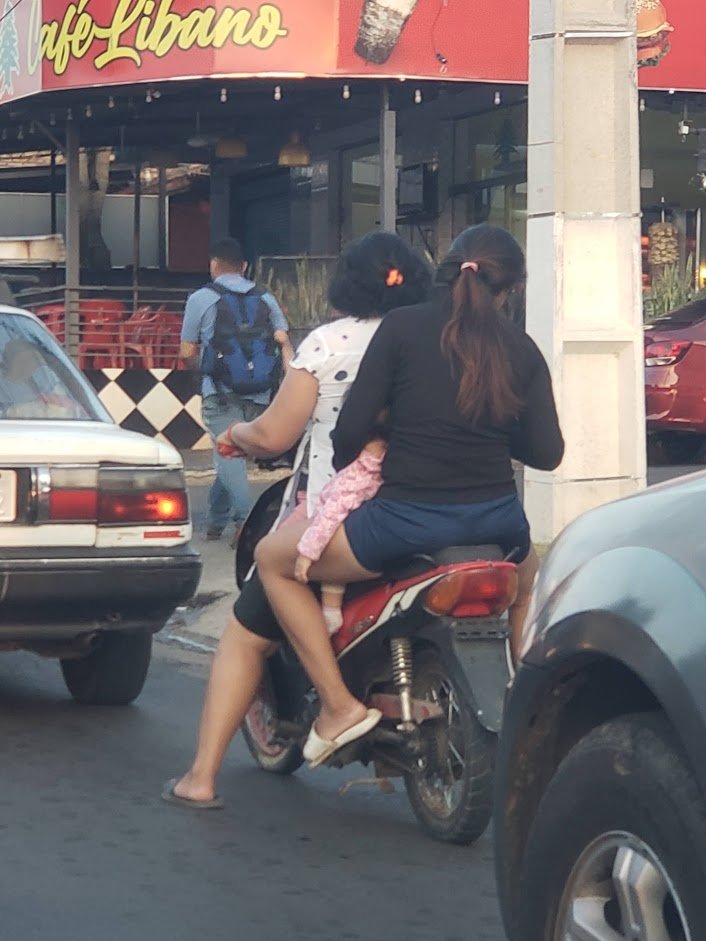 1) Ambas sin casco. 
2) Llevando en brazos a un bebé. 
3) Moto sin chapa. 

Que gente de mierda carajo.