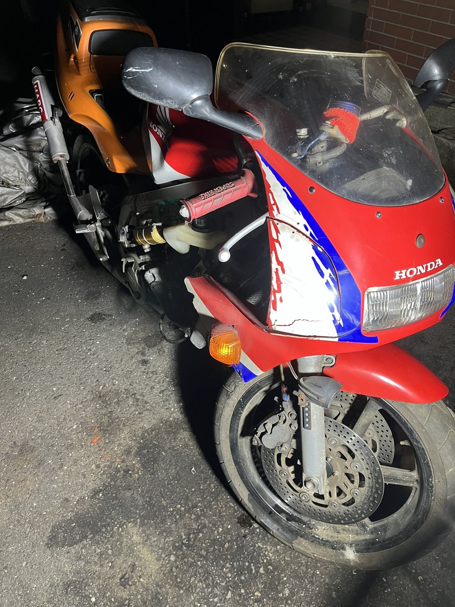 そういえば1週間くらい前に
NSR250r MC21 SE のレストア前提の車両
納車してます笑笑

キャブO/Hしてエンジンかかったら速攻2りんかんにタイヤ交換で預けます笑

#バイク好きな人と繋がりたい 
#NSR
