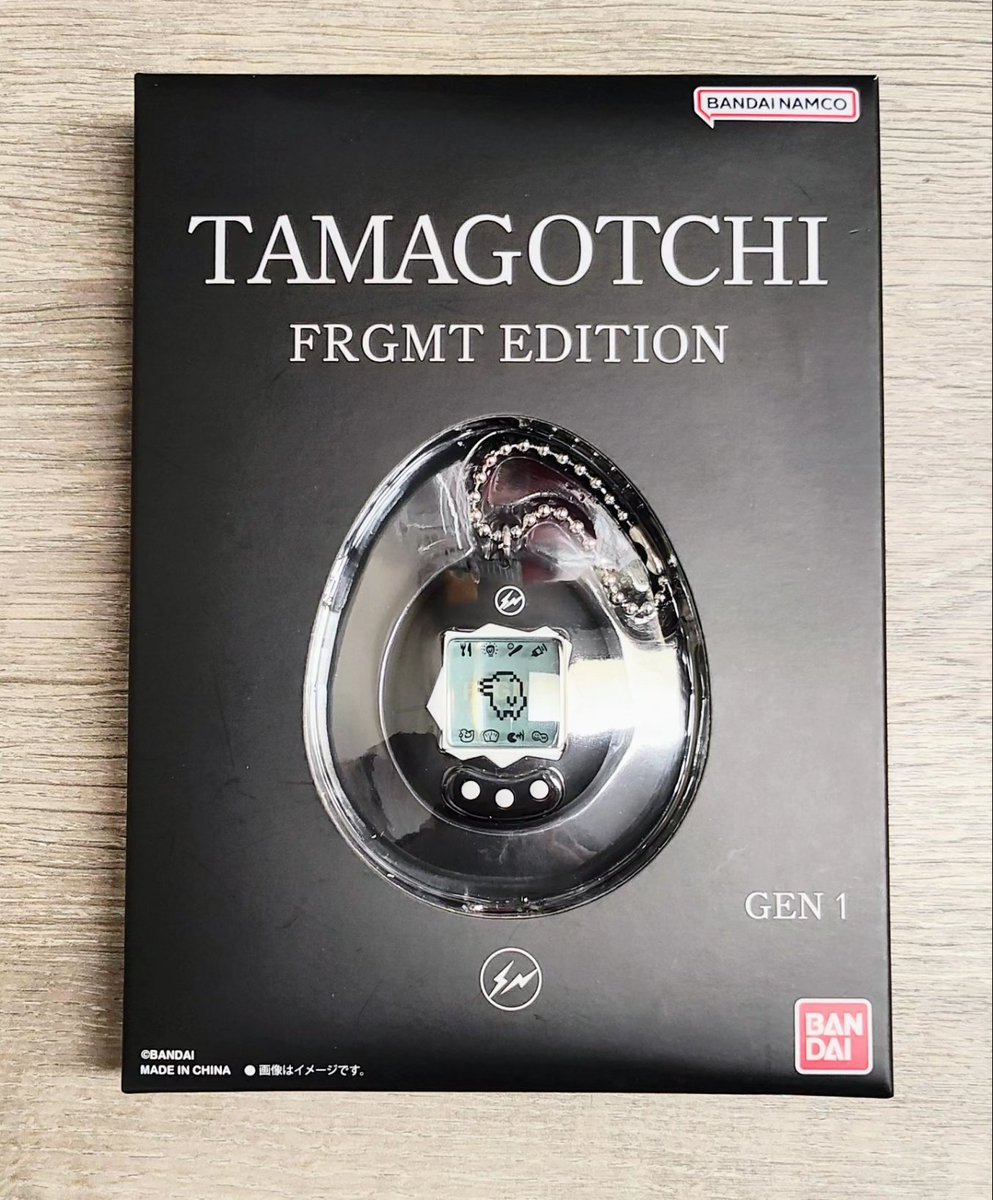 tinypetgogo's tweet photo. 眾所矚目的夢幻逸品，藤原浩Original Tamagotchi FRGMT EDITION版本終於來了，空運來台，消光黑的設計加上FRGMT特有的符號與文字，雖然只是Gen1元祖機，但是整體包含盒子都是非常酷的電子雞。 https://t.co/JpaNLtcw53