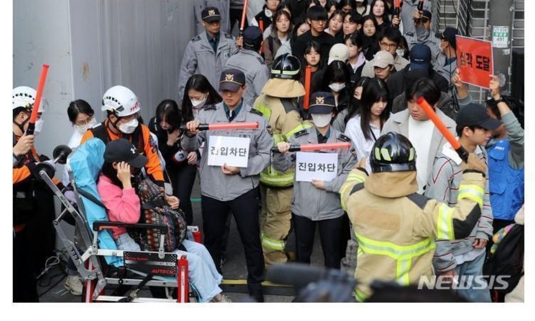 펌)이태원 참사 대비훈련이라는데 사진보고 정말 할말을 잃었음

사실 이런 훈련도 필요없었지 당시에 경찰병력이 필요한 곳에 제대로 배치되었다면.
그리고 저렇게 사람들 동원해서 연기하는거 누가봐도 보여주기식인데 모멸감 느껴질 정도