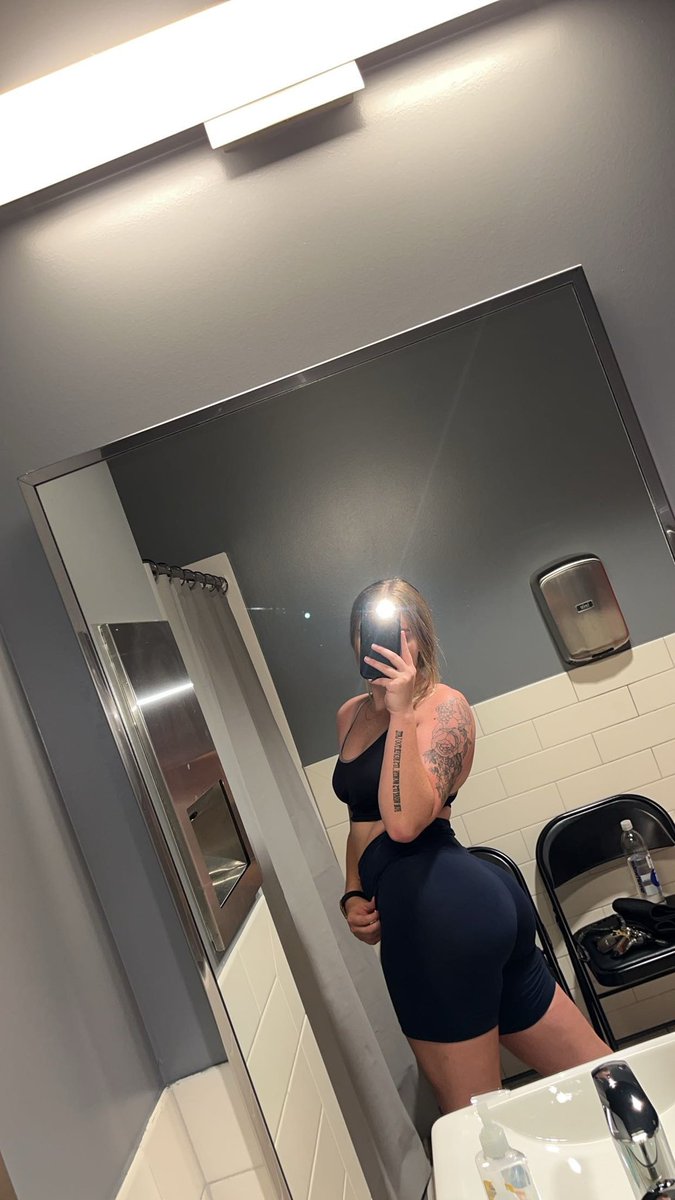 breezym22's tweet photo. you, but no face https://t.co/BdX8CsknjU