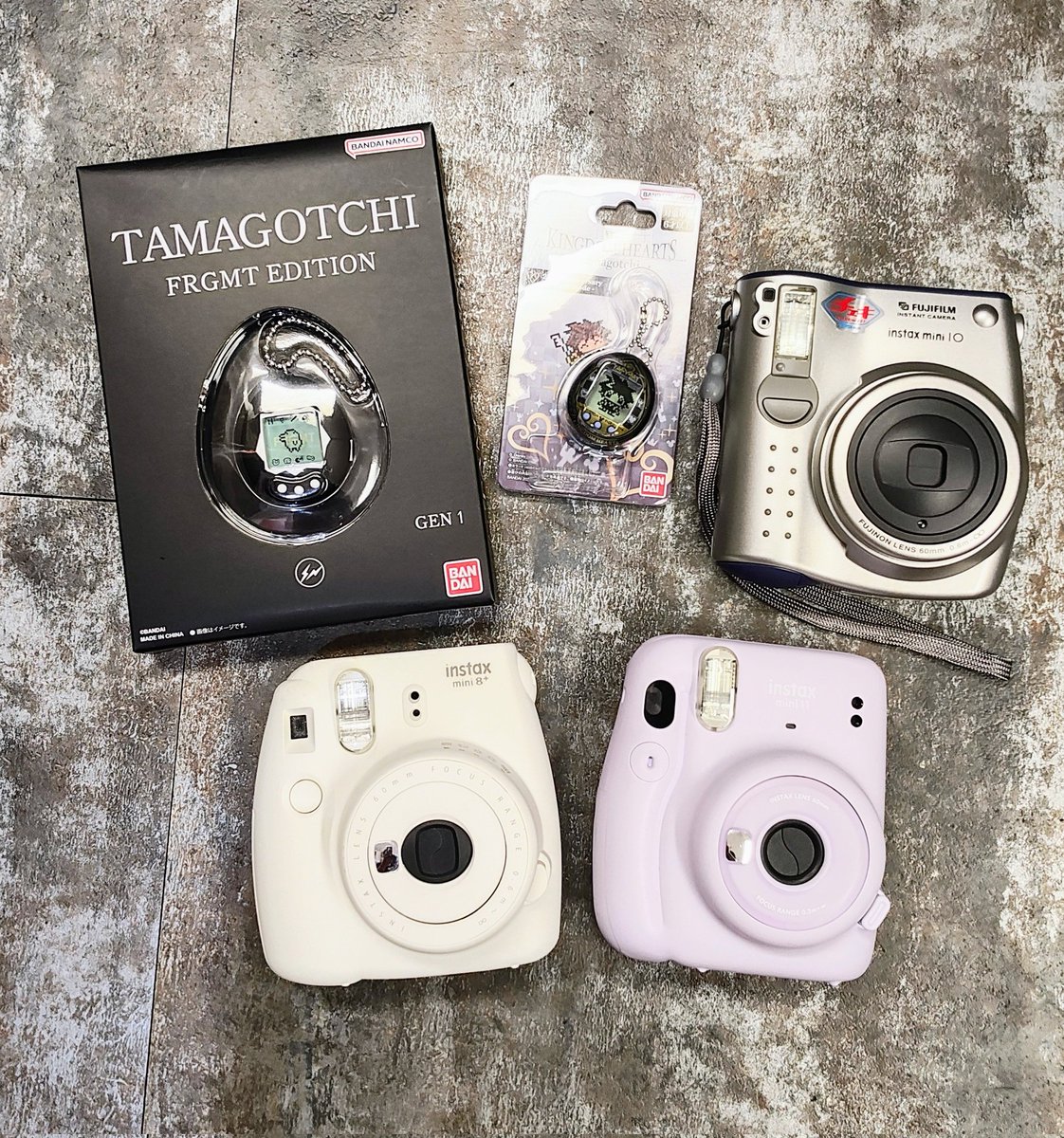 tinypetgogo's tweet photo. 今日空運抵達來自日本的TamaMail and InstaxMail。
夢幻逸品藤原浩Tamagotchi Gen1、三���Instax mini、一台Kingdom Hearts Dark Mode。
#電子雞 #他媽哥池 #寵物機 #tamagotchi #電子寵物 #角落生物 #TMGC #養寵物 #拍立得 #拓麻寵物 #takaratomy #たまごっちプラス  #拓麻歌子 #instax  #小王子蛋蛋 https://t.co/J5TwiYkLmh