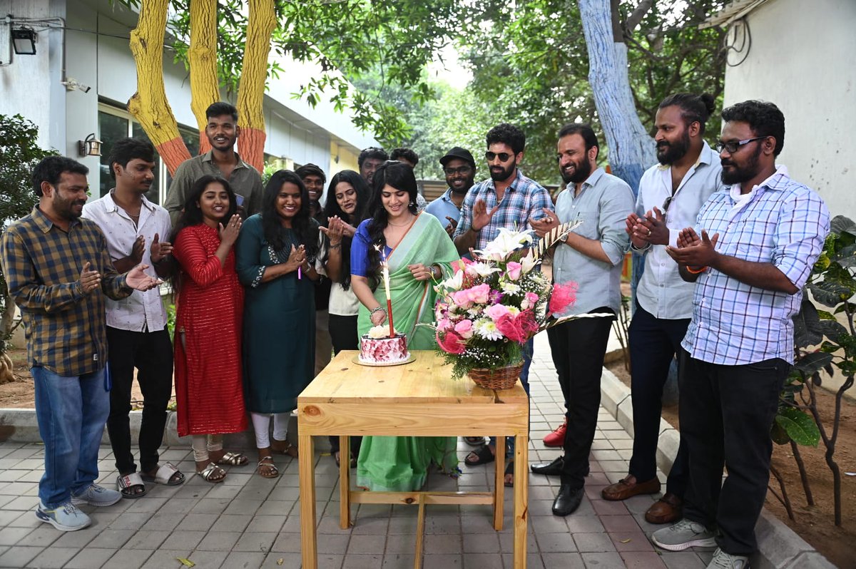 Heroine @akash_megha birthday celebrations from the sets of #Sahakutumbhanaam

Hero:#RaamKiran
Director:#UdaySharma
Producer:#HMahadevGoud #HNagarathna
Presents: H.Nagana Gouda
Music:#Manisharma
Lyrics:#AnanthSriram
Executive: #RohithKumarPadmanabha
@HngCinemas